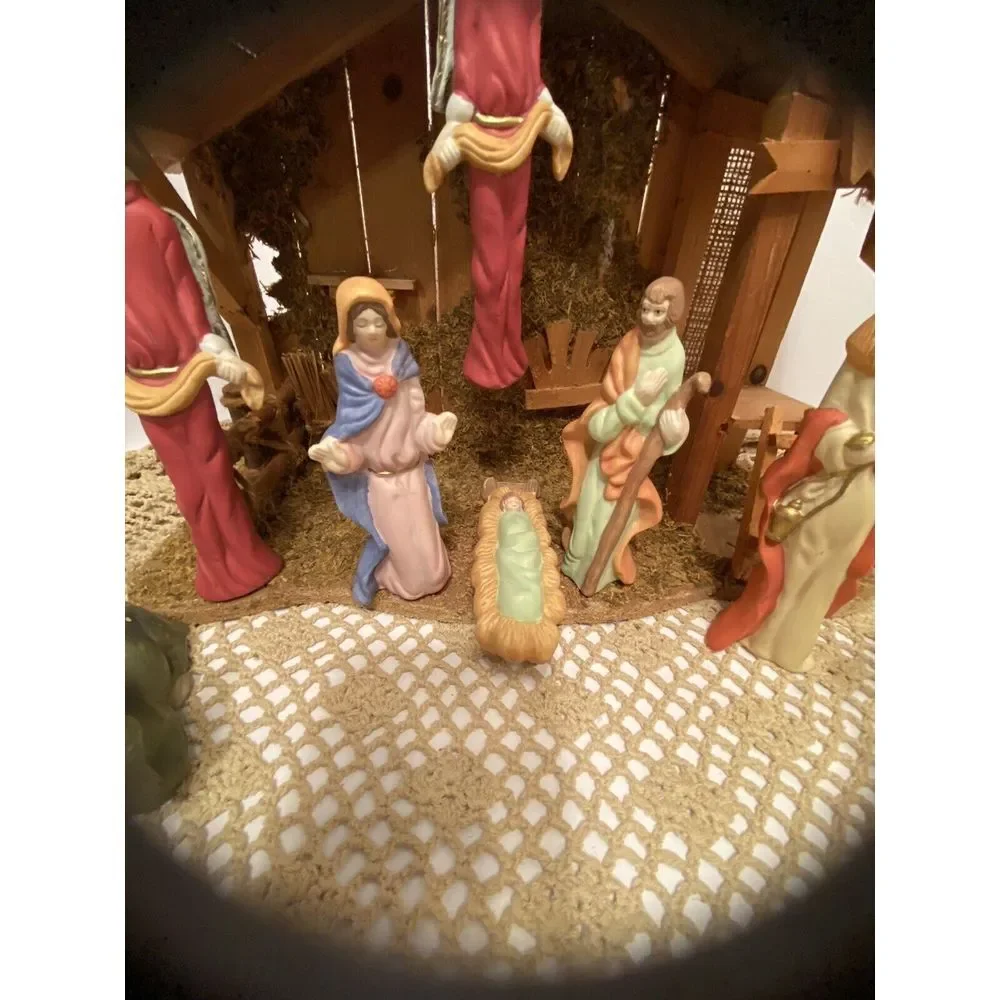 Christmas‎ Nativity Set Manger Scene With Wooden Stable 12 Ceramic Figures.